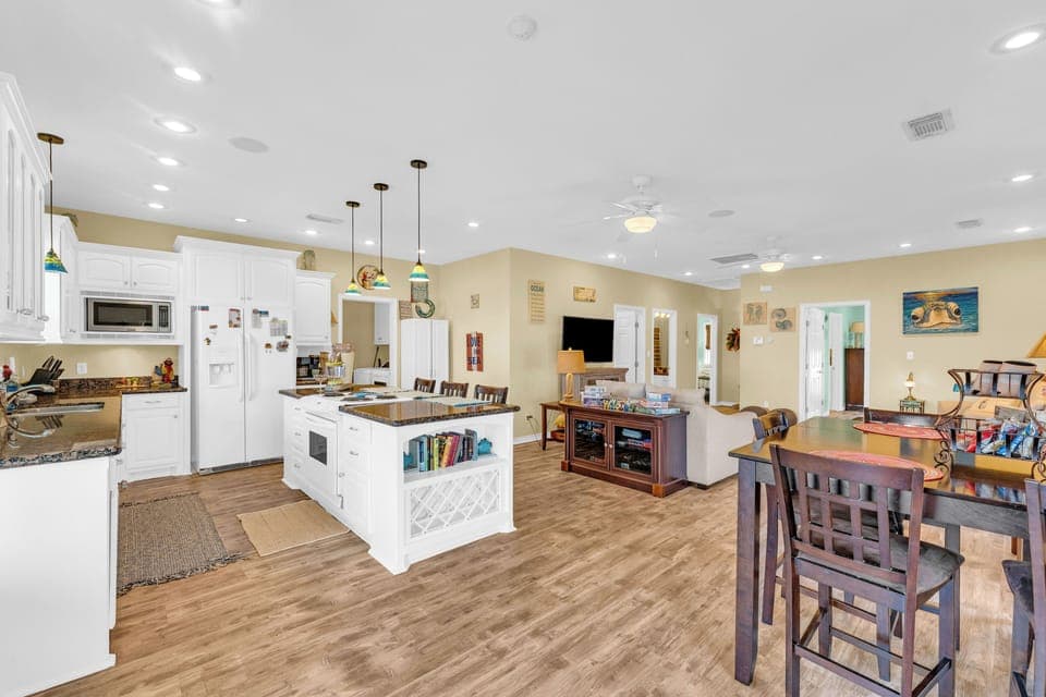 Spacious and bright kitchen perfect for whipping up beachside snacks.