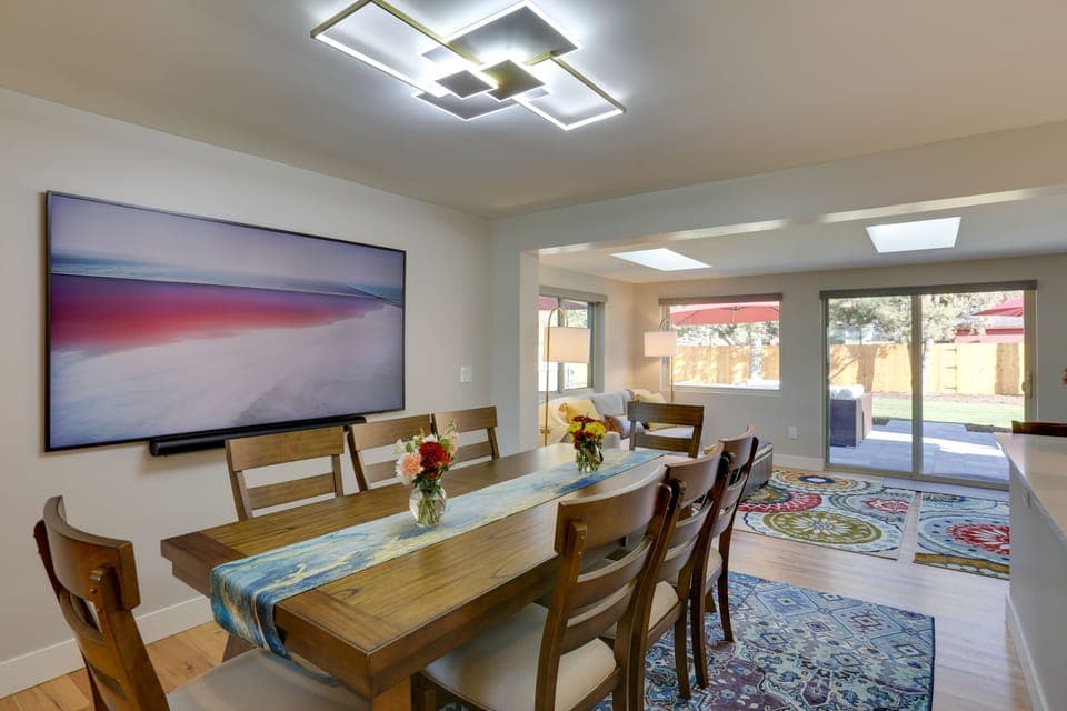Dining Area | Dishware/Flatware Provided | Free WiFi