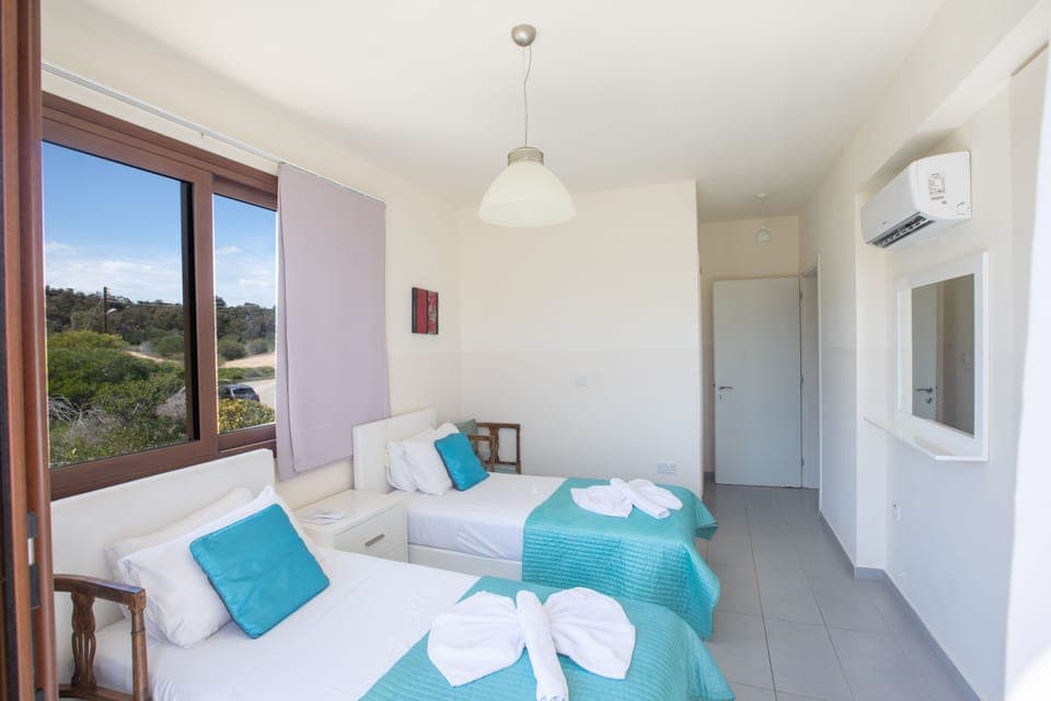 Bedroom 4 with en suite bathroom, two single beds and balcony