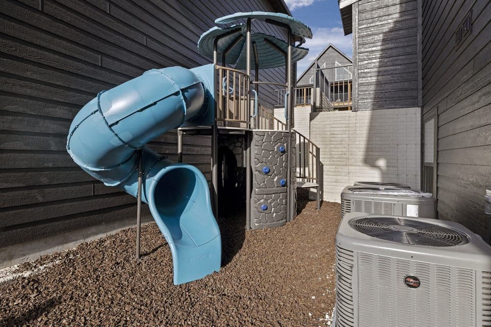 Rocky Resort: Garden Level - Private, Fenced Playground