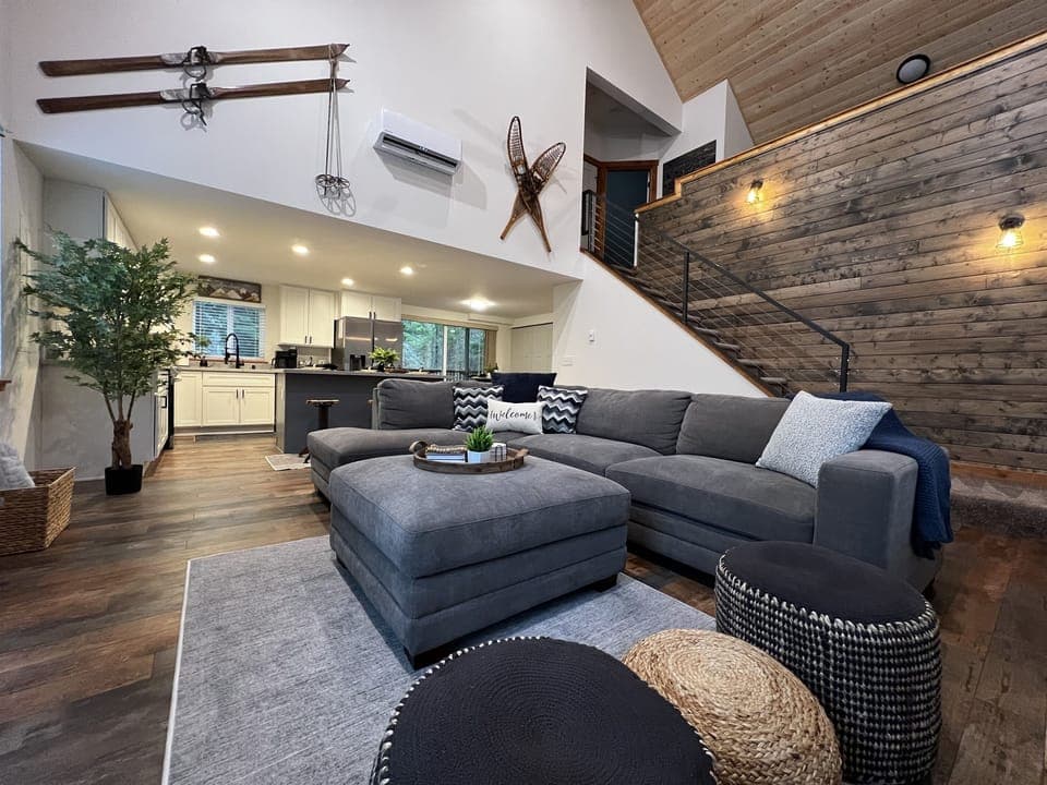 Open floor plan with vaulted ceilings