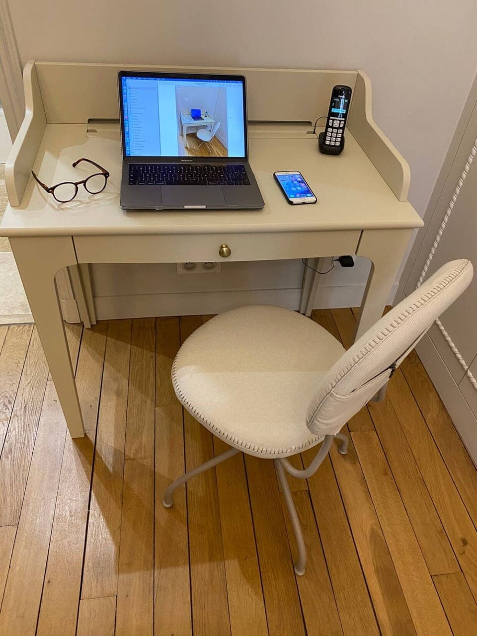 In the Bedroom 1 there is a desk