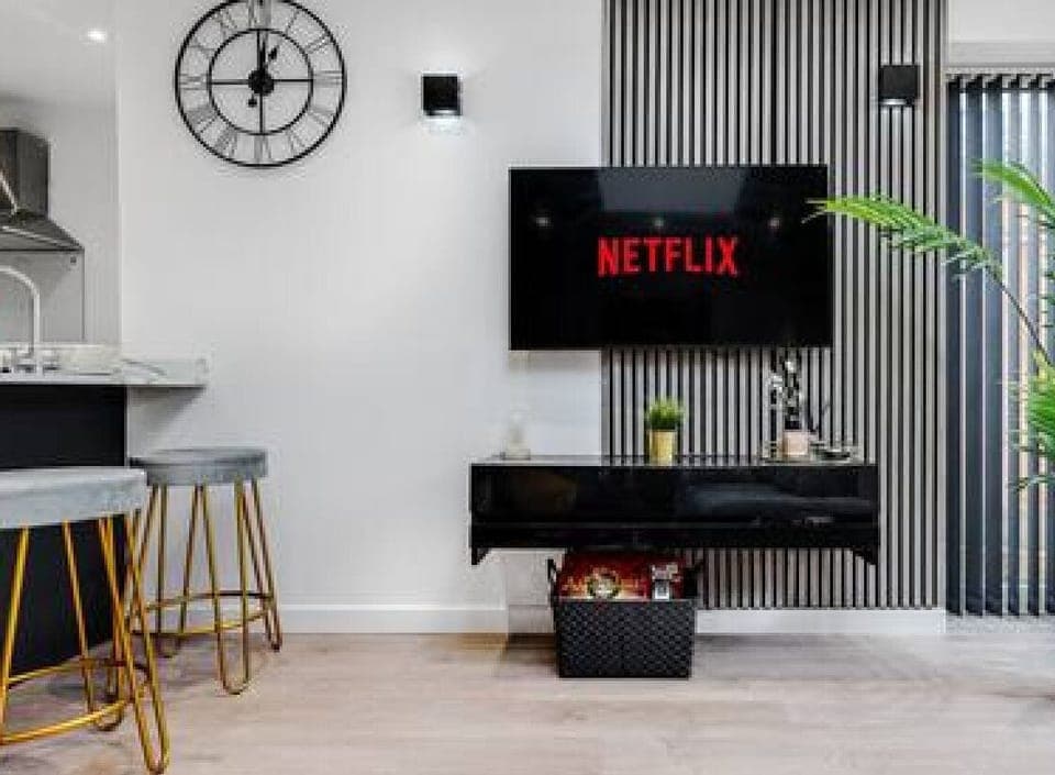 Living room - Open Plan with Heated floors - Sofa that sleeps 1 - 50' Smart TV loaded with Netflix, ambient lighting & fast Wi-Fi - Complimentary Games,  tea & coffee available for your enjoyment