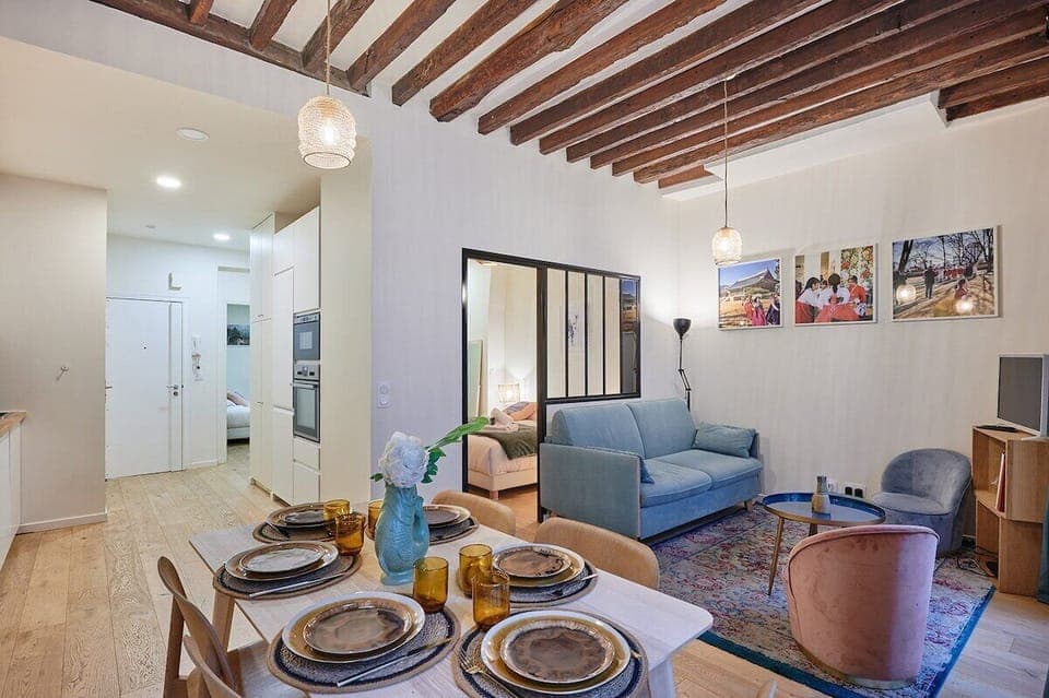 SALON AVEC CANAPE LIT COIN REPAS TELEVISION ET WIFI