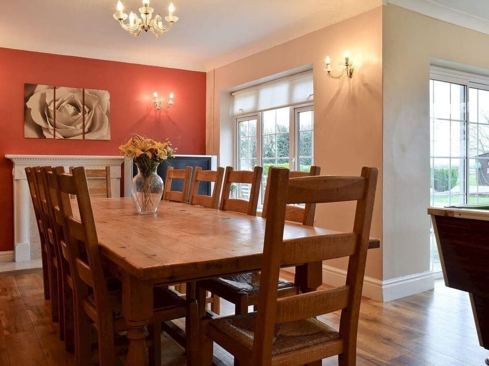 LARGE DINNING ROOM SEATS 10 TV SOFA SUN ROOM.