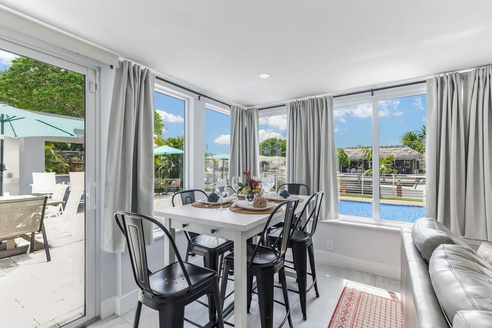 dinning table/pool view