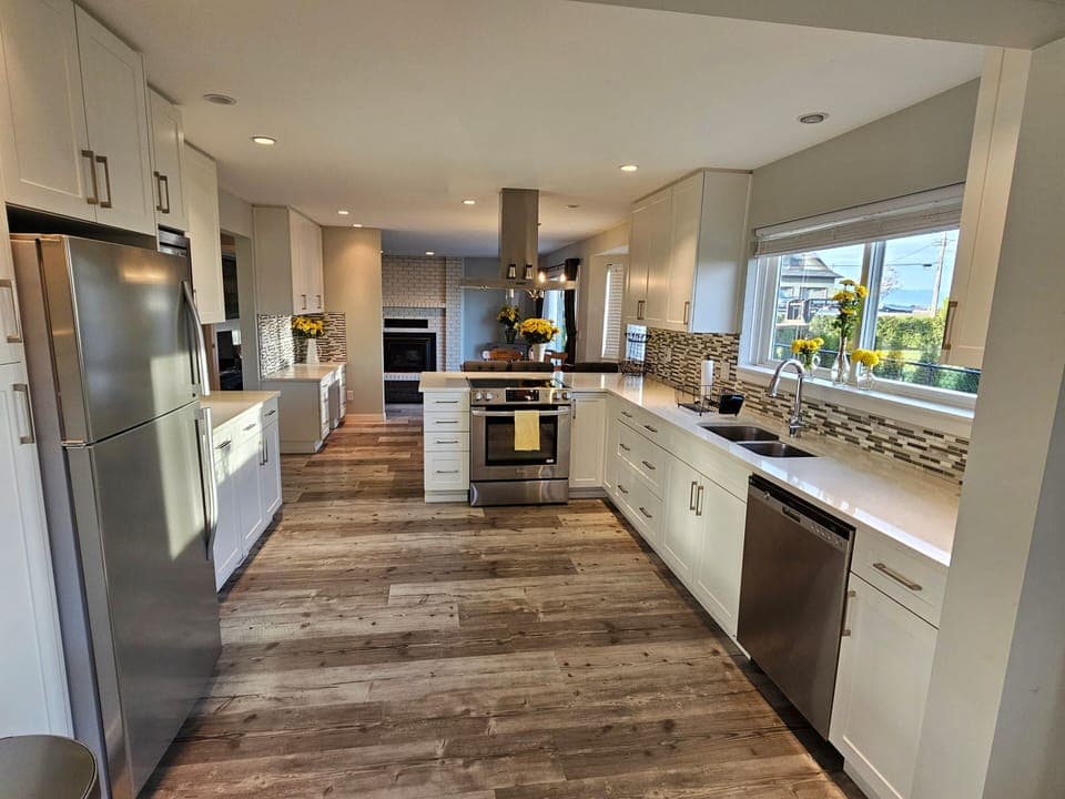 Full kitchen with everything that you need to cook a great meal. 