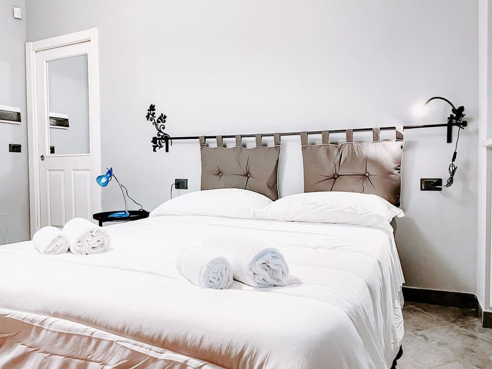 Double bedroom with walk-in wardrobe