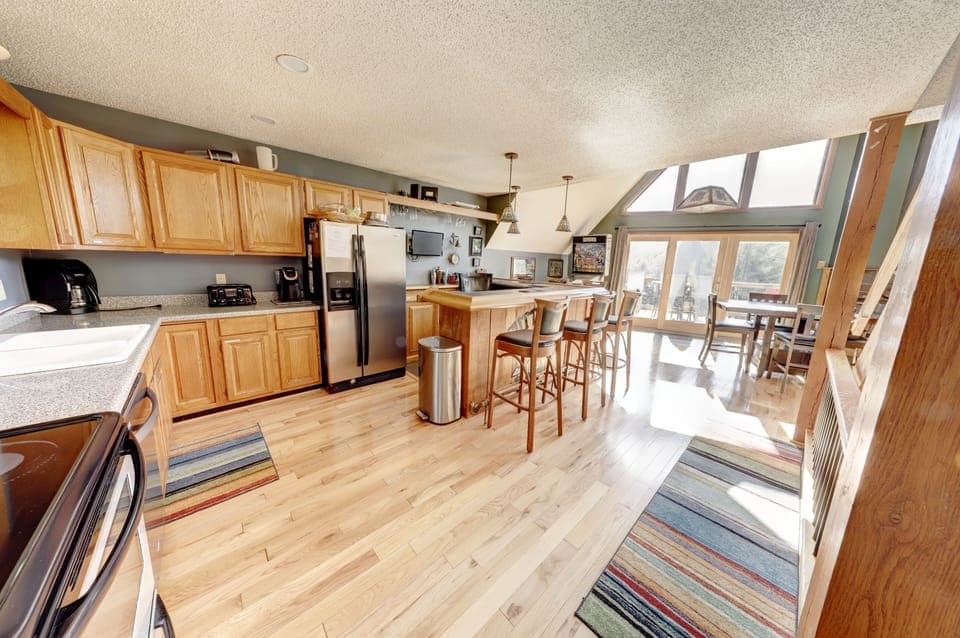 Spacious Full Kitchen- Lots of Natural Light