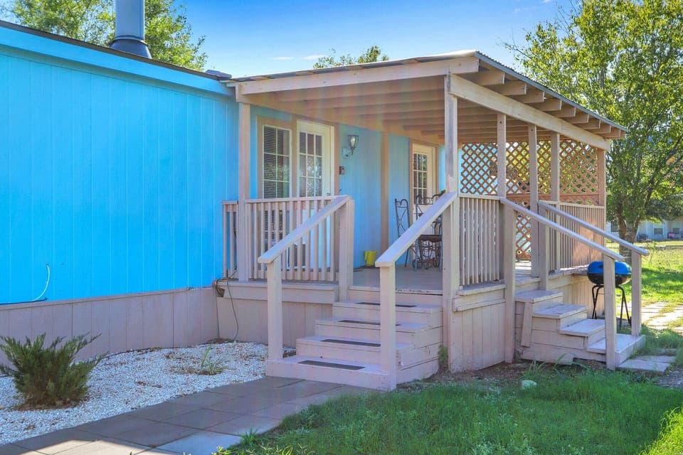 Stairway at the front of the porch with direct access into the yard