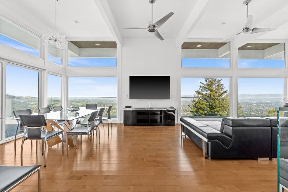 Top lvl. living room