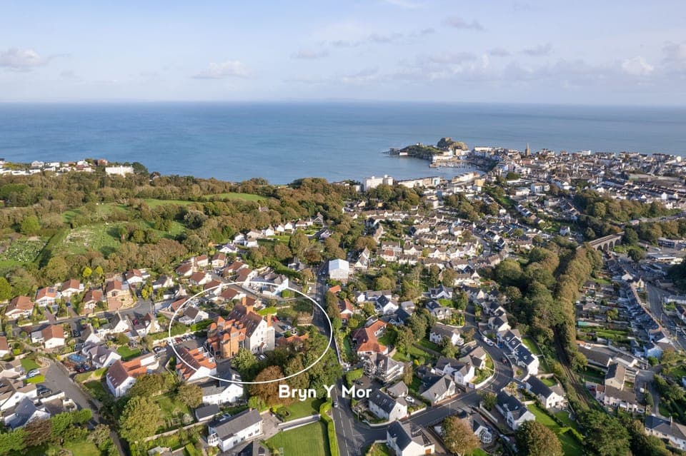 Tenby apartment, sea views