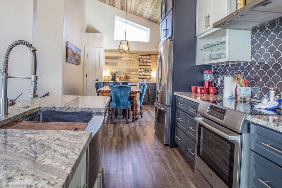 Flowing floor plan from kitchen to dining