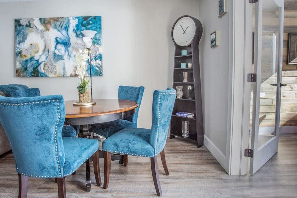 Casual dining with access to the sunroom