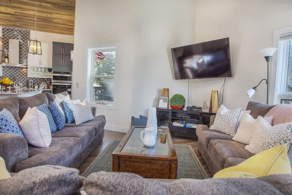 Spacious living room open floor plan.  Tons of comfortable seating for guests.