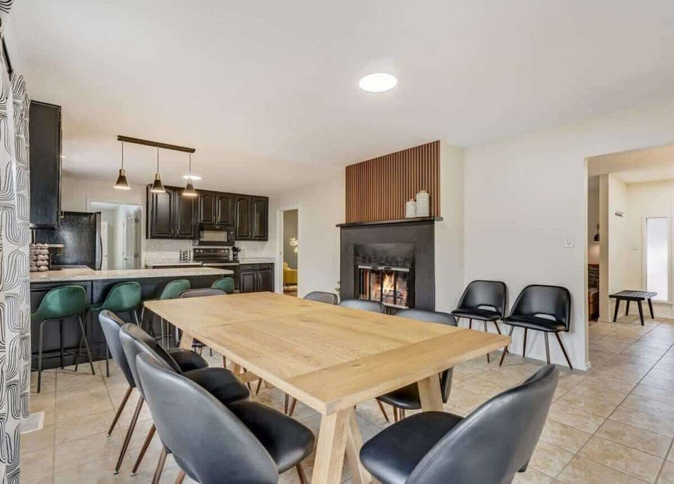 Choose to dine in the cozy dining room or cook in the kitchen, both enhanced by the warmth of the indoor fireplace. It's the perfect combination for a delightful and inviting culinary experience at Evergreen Luxe.
