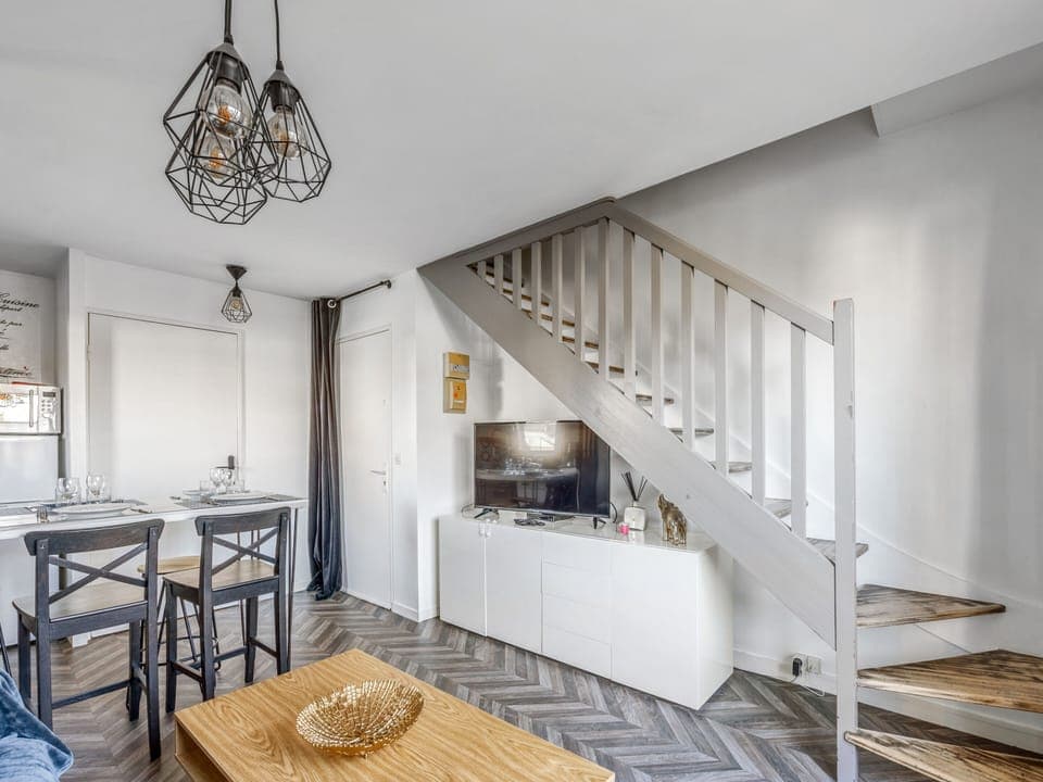 Pièce à vivre lumineuse avec espace salon et salle à manger