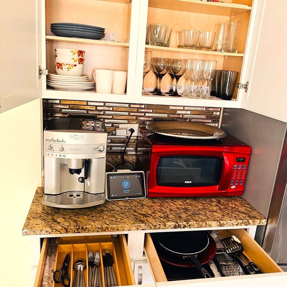 Kitchen area with cutleries, microwave and more..