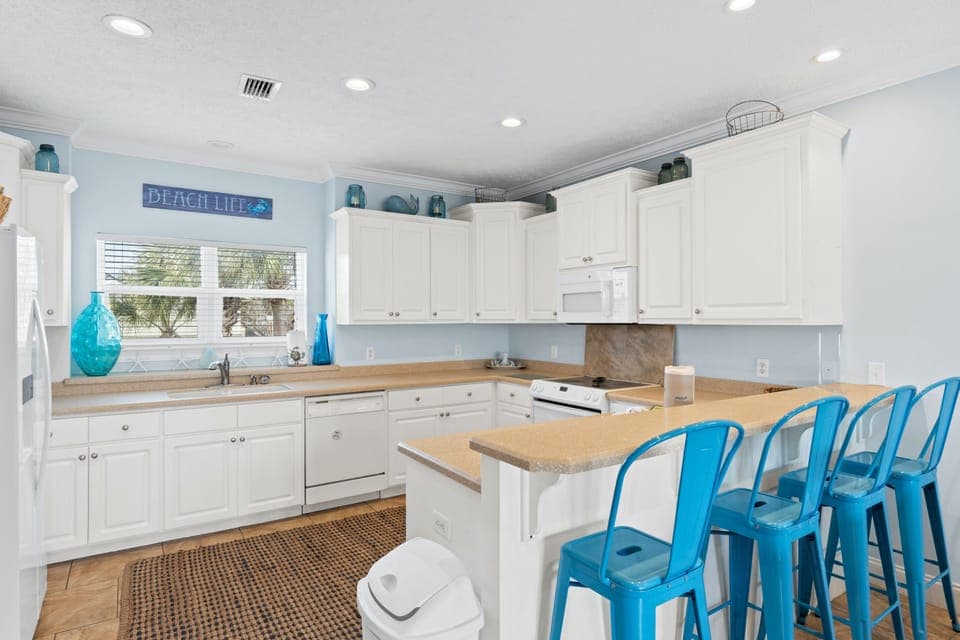 Kitchen with Breakfast Bar