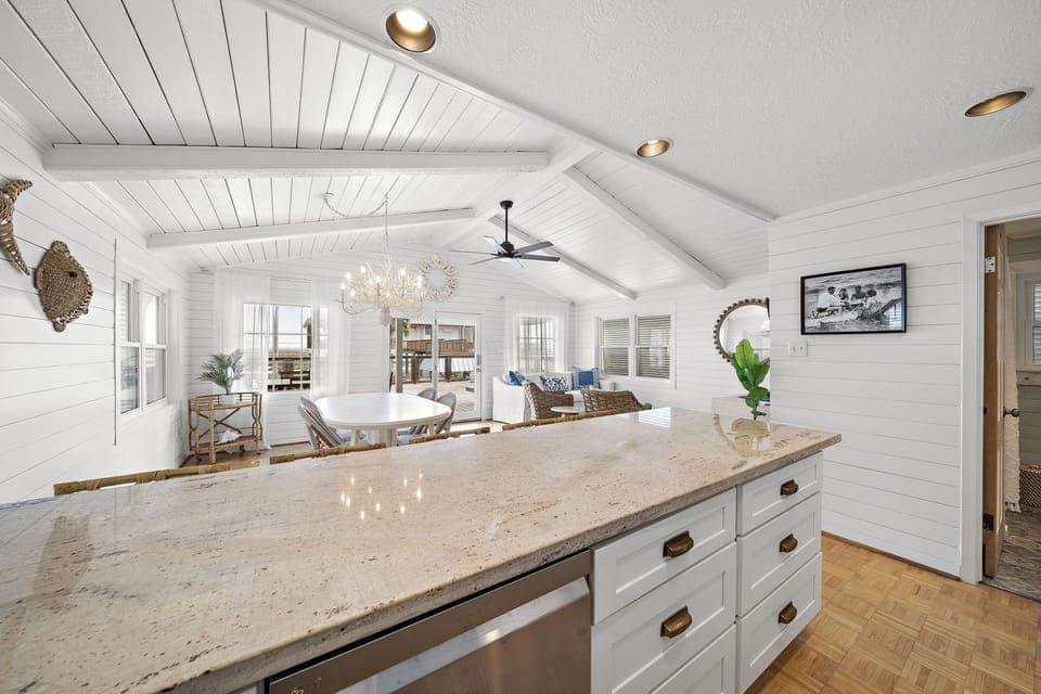 Full Kitchen - Countertop Seating For 5 - First Floor