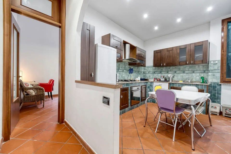 Spacious, fully furnished and equipped kitchen: microwave, coffee machine, etc. 