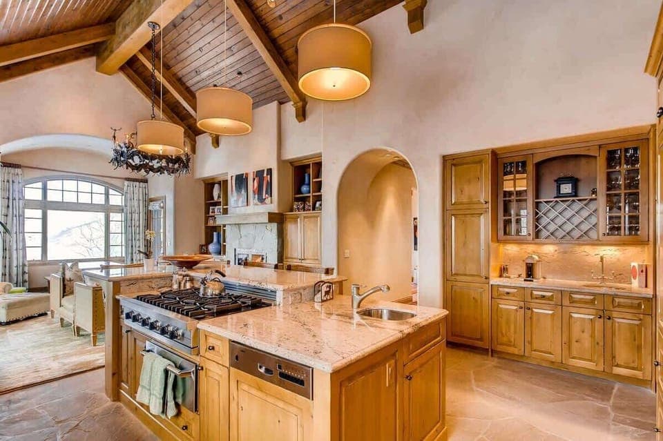 HIGH END APPLIANCES AND BREAKFAST BAR 