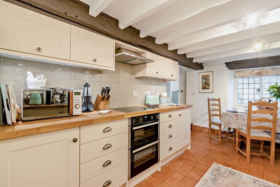 Rex Cottage Kitchen - StayCotswold