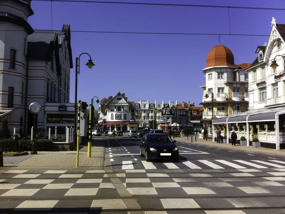 Sky, Building, Window, Infrastructure, Street Light, Road Surface, Lighting, Urban Design, Vehicle, Asphalt