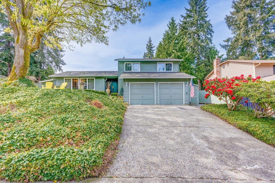 Tri-level 2100 square feet Air Condition home in the heart of downtown Redmond. 
