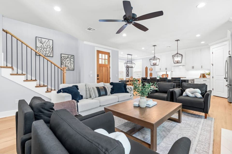 Bright and warm welcome into White Retreat on Proctor