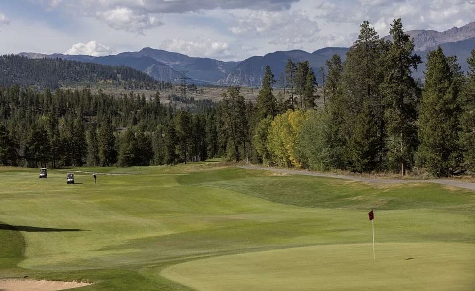Golf Vista Charm: Enjoy a unique blend of golf course and mountain scenery from a vantage point overlooking the 4th hole. More than a view, it's a peaceful escape. 