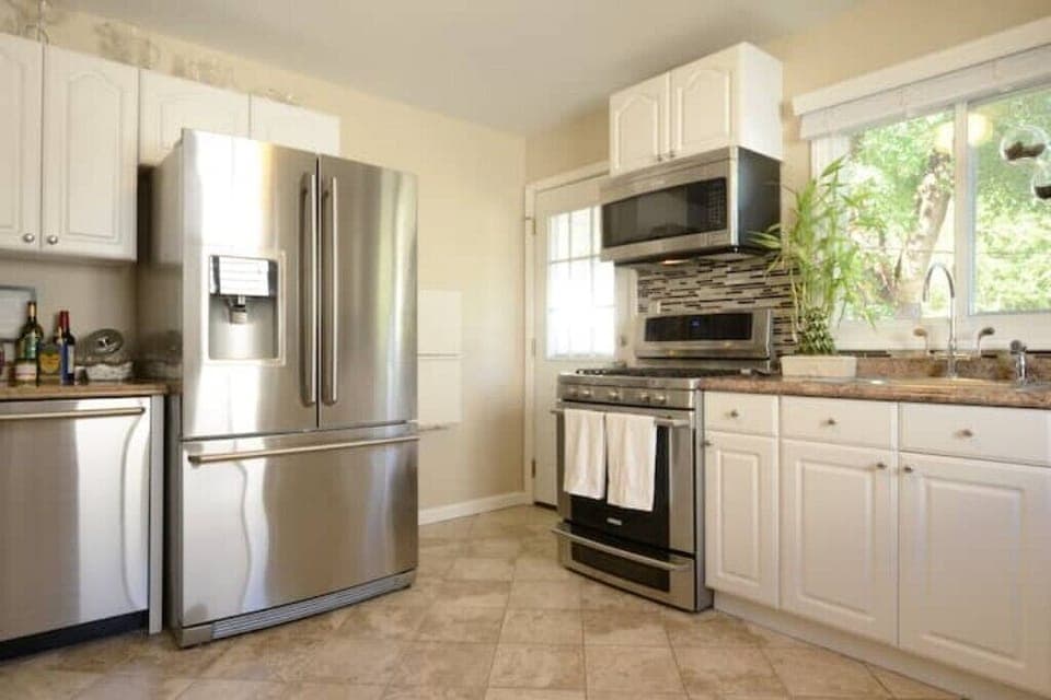 Bright Spacious Kitchen