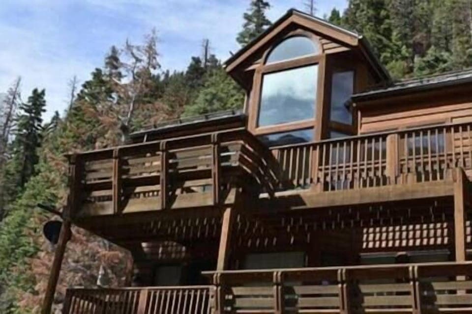 Top-floor unit offers seclusion and stunning unobstructed vistas for unmatched privacy.
