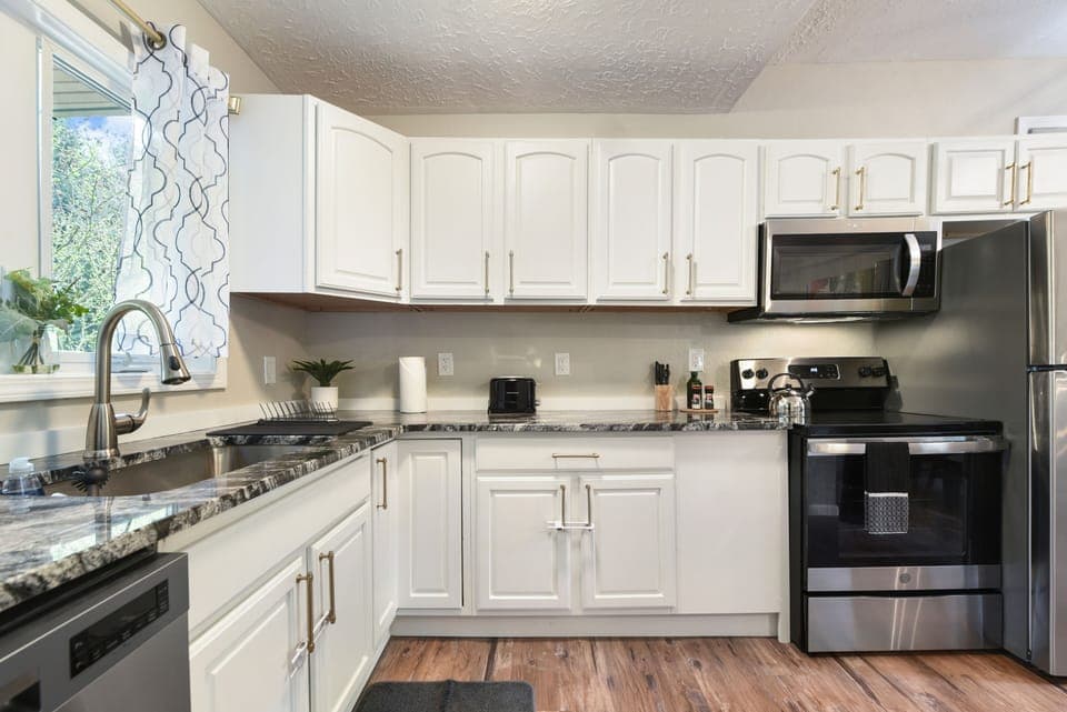 Spacious kitchen & dining with full dinnerware and high chair for the family.