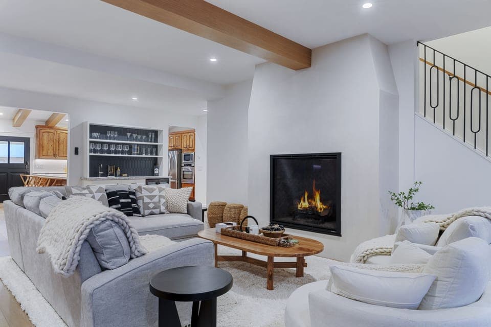 Cozy gas fireplace at the touch of a button!