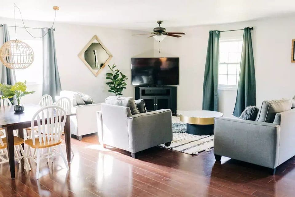 Open concept living room / dining area