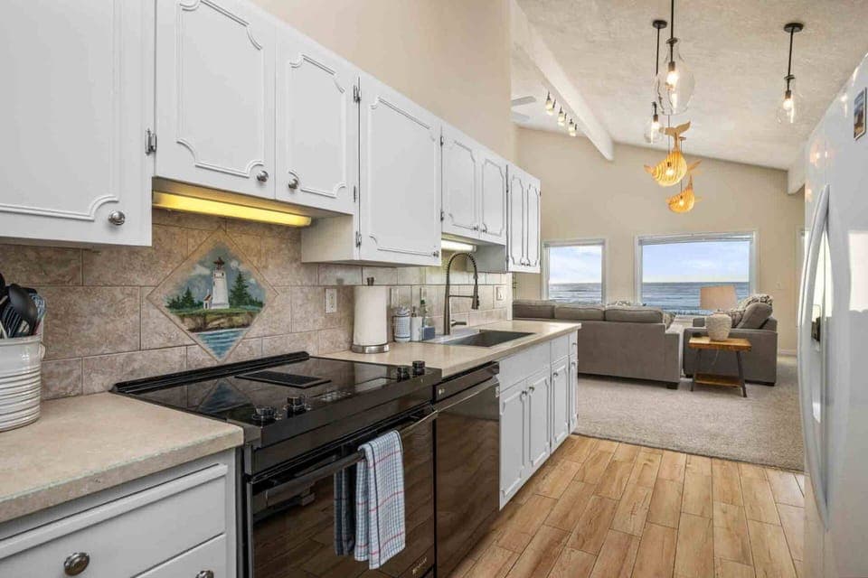 Cook delicious meals for breakfast, lunch, and dinner in this fully equipped kitchen. We suggest grabbing some seafood from a local market.