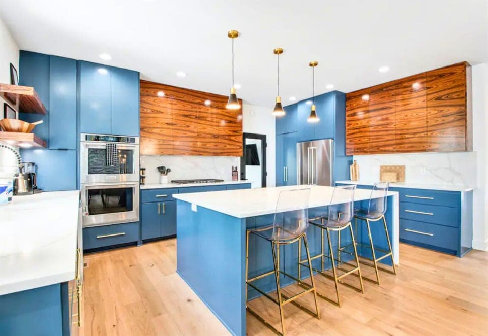 [Kitchen] Beautiful and Bright Kitchen with Island Seating and Stainless-Steel Appliances