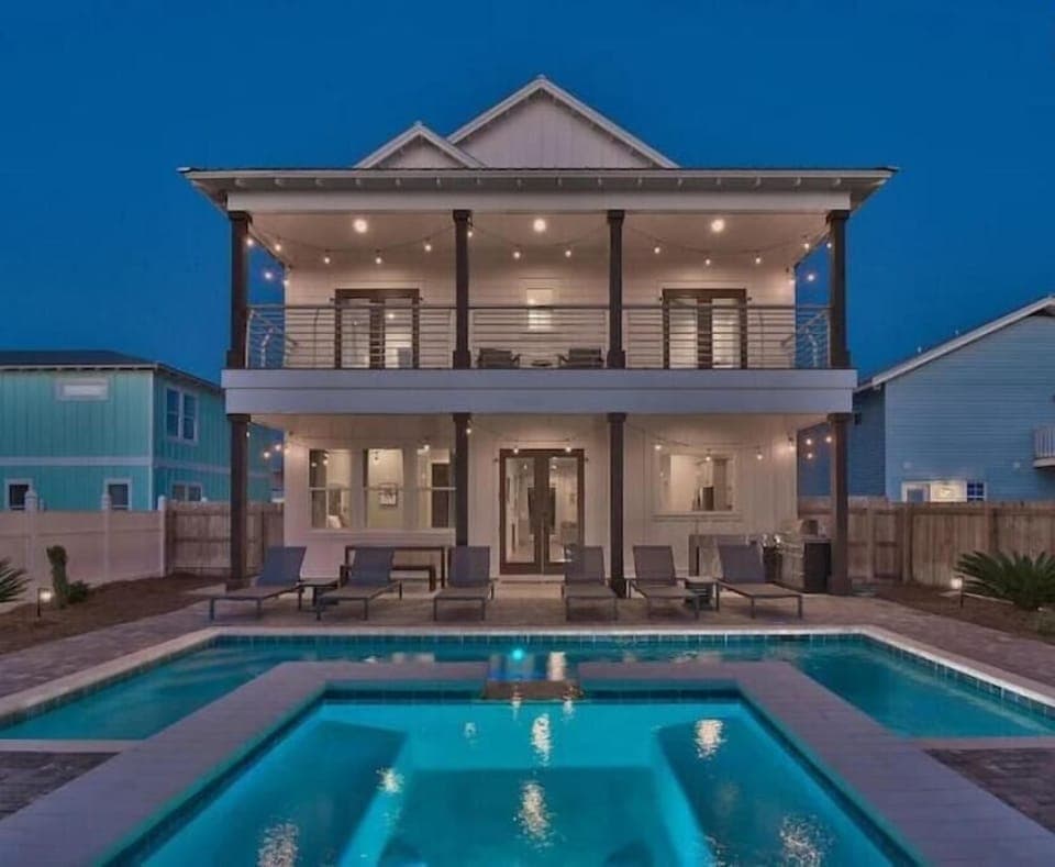 Beautiful resort-style backyard with private pool, hot tub, fire table, golf! 