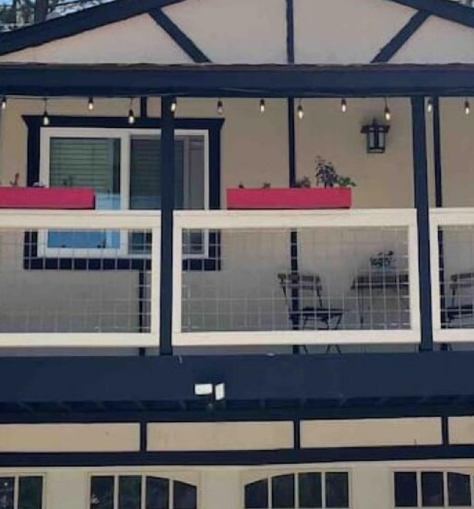 Modern 1-Bedroom Flat. Pet-friendly and perfect for a comfortable, connected stay.