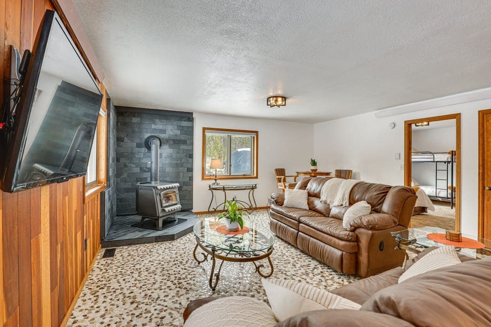 Grand Lake Vacation Rental | 3BR | 3BA | Staircase to Access | 2,800 Sq Ft
