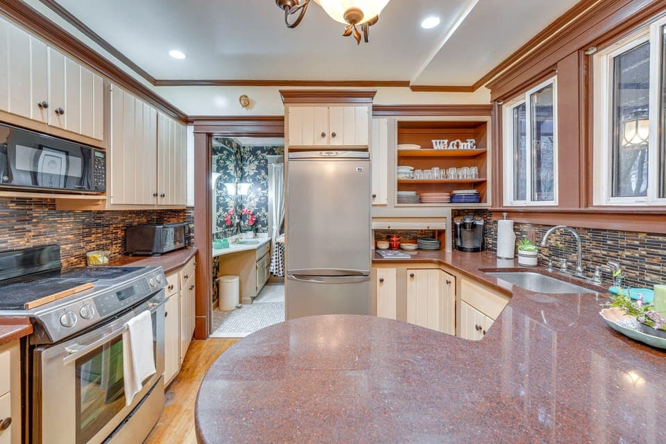 Kitchen | 1st Floor | Trash Bags & Paper Towels