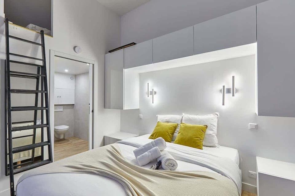 Pièce principale avec lit double et canapé lit