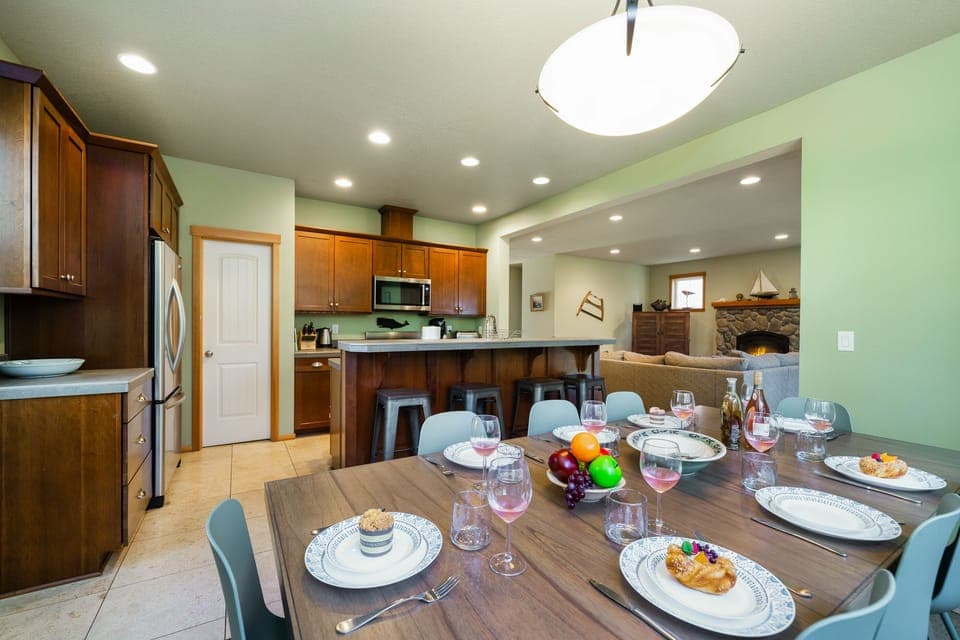 Dining room with seating for 8 plus breakfast bar for 4