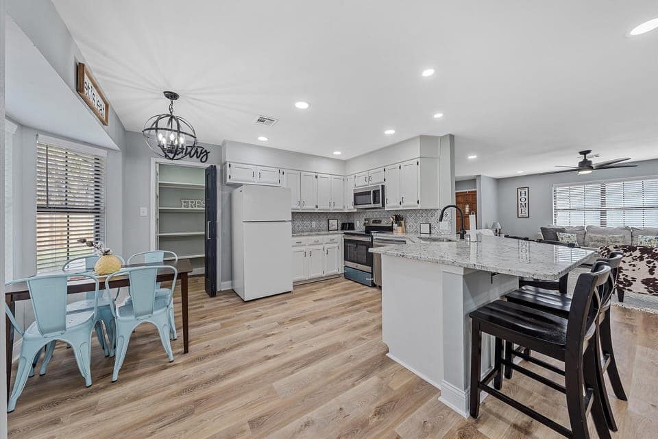 Kitchen and Breakfast Area