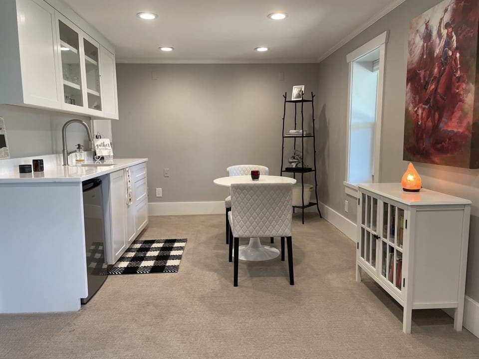 Kitchenette area, small table & chairs