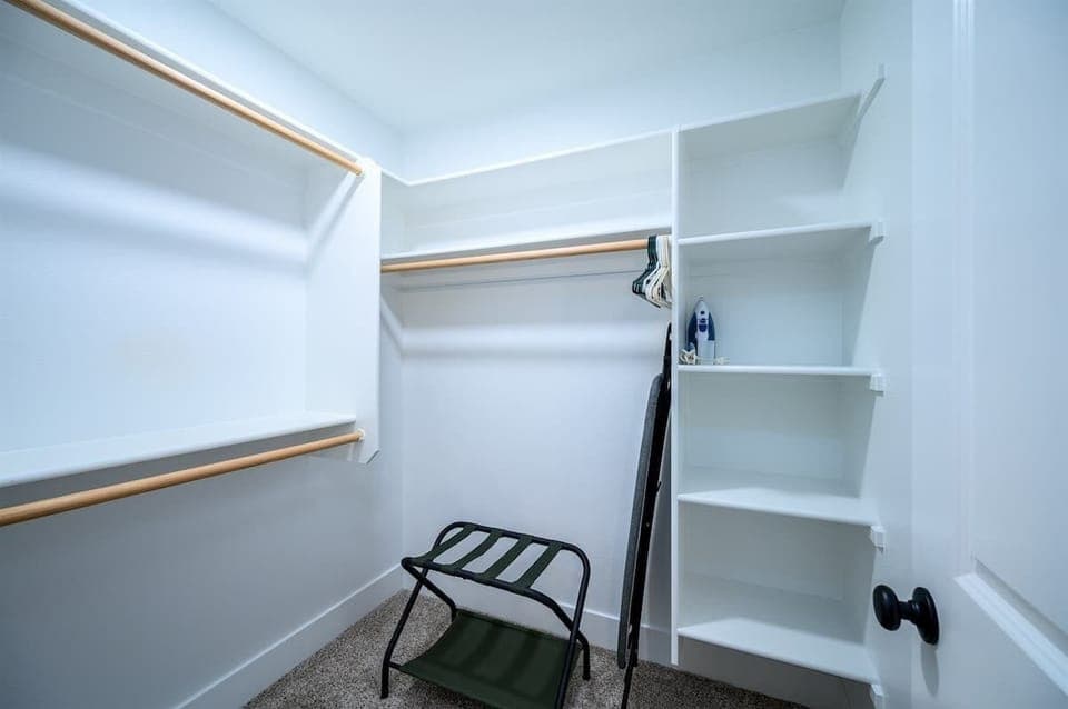 Ensuite King Bedroom Walk-In Closet