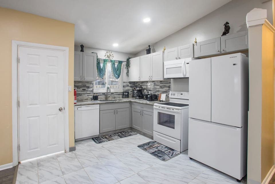 Kitchen
Dishwasher 
Microwave 
Toaster 
Kettle
