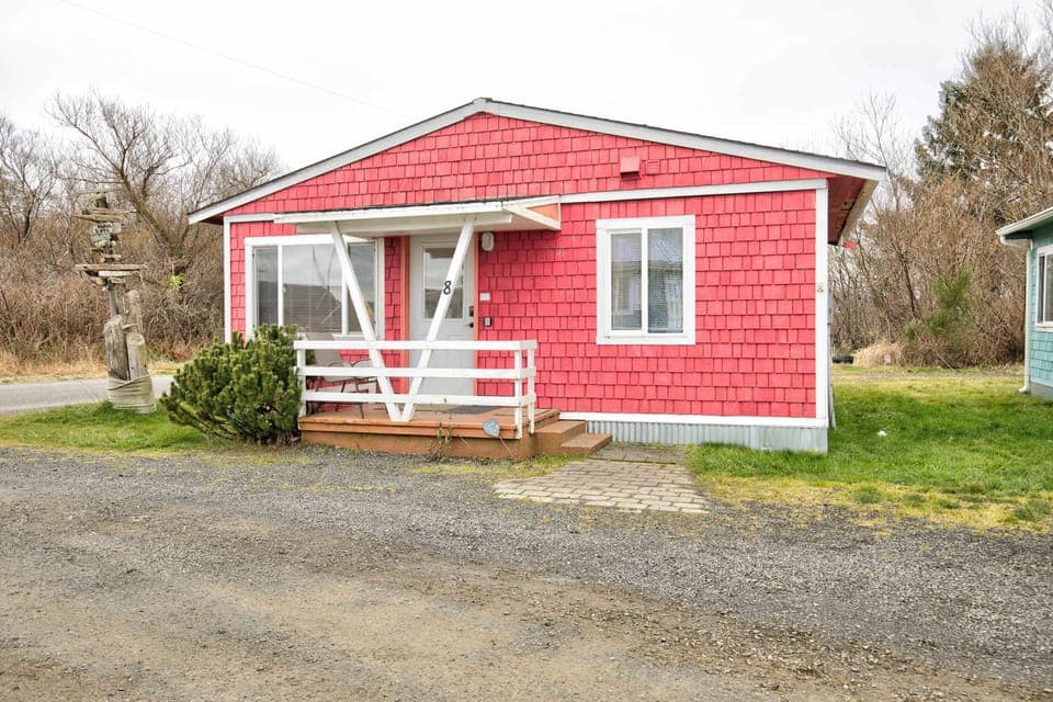 An inviting Americana themed Cottage, blending rustic charm and timeless patriotism