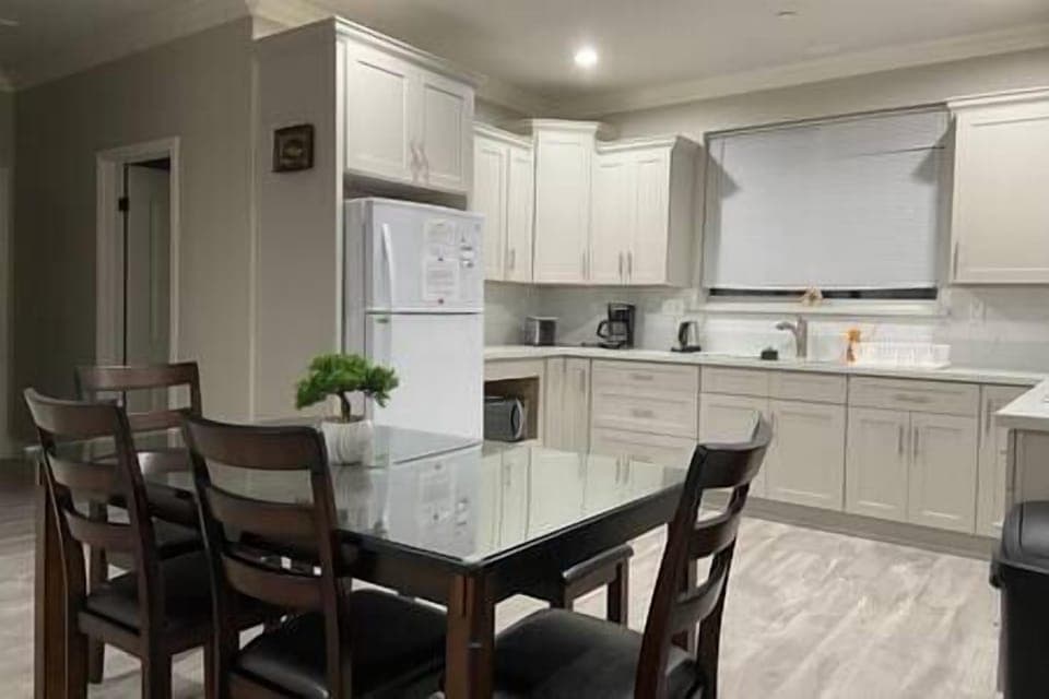 Spacious kitchen & dining area